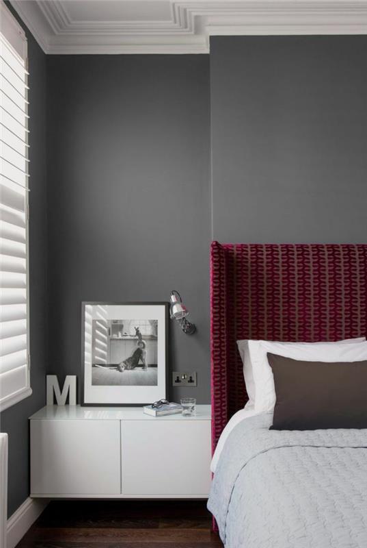 Gri duvarlı ve dekorasyonlu modern yatak odası için 1-bordo rengi
