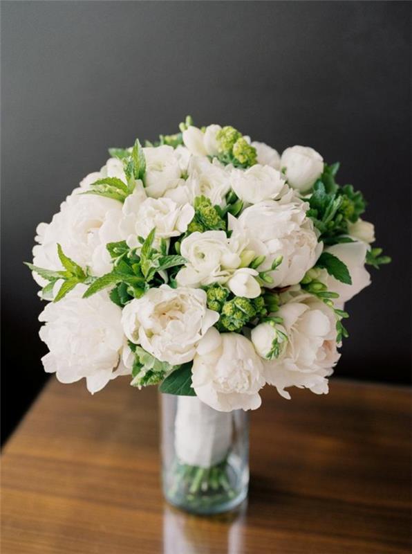 1-okrogel poročni šopek-z-belim-cvetjem-kako-izbrati-rože-za-poročni šopek