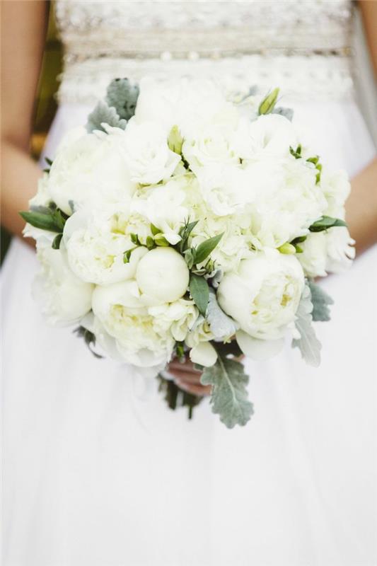 1-poročna-šopek-potonika-bela-kateri-šopek-izbrati-za-poroko-lepa-bela-poročna obleka