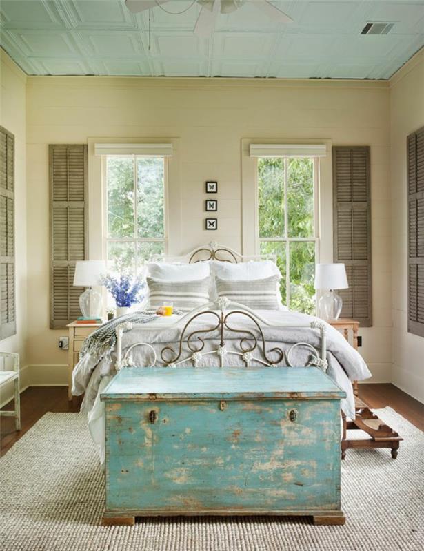 1-lovos galas-krūtinė-medžio spalvos-dangaus mėlyna ir alavo-lova-smėlio spalvos sienos