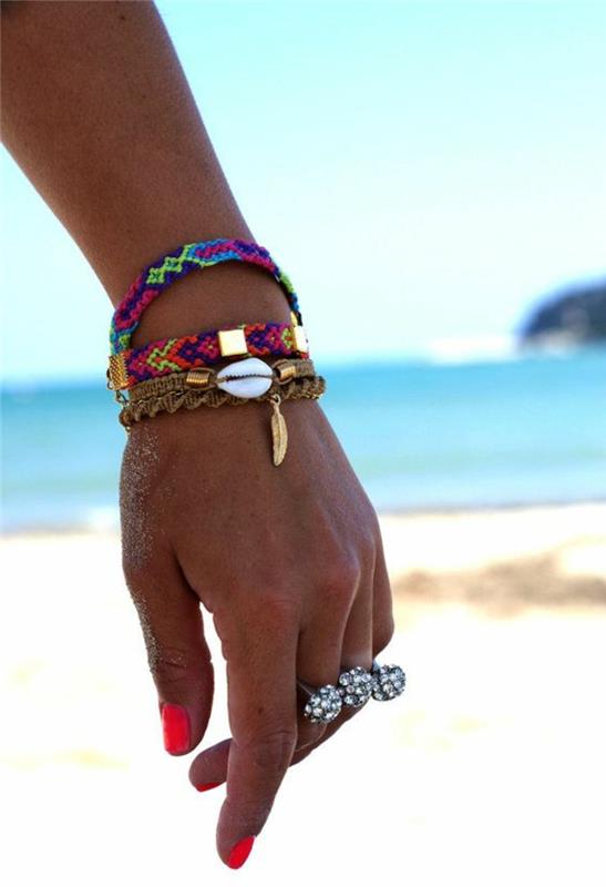 1-brazilske-zapestnice-pisane-model-dekleta-nakit-pisane-nakit na plaži