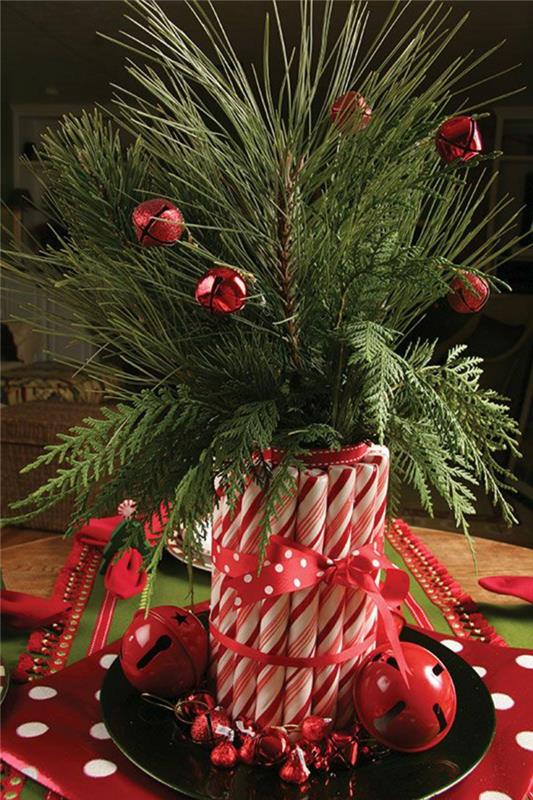 1-veja-zelene-božične jelke-dekoracija-z-zeleno-božično-vejo-kako-okrasiti-za-božič
