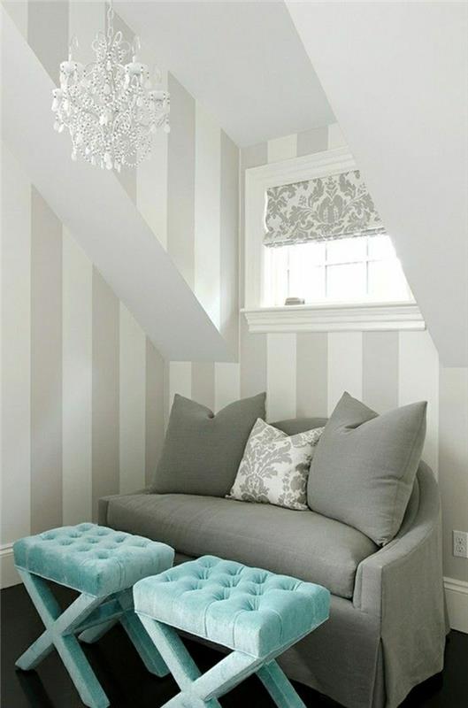 1-kavč-barva-siva-lestenec-bela-baročna-stolček-nebo-modra-barva-turkizna-stena-s črtami