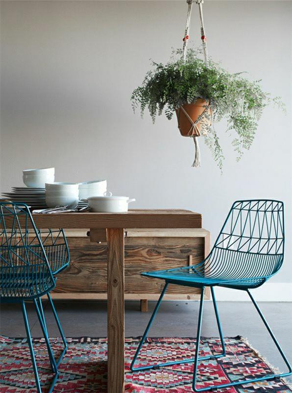 1-železni-stol-kuhinjski-stol-barva-turkizna-preproga-obarvan-stena-bež-barva-kobalt