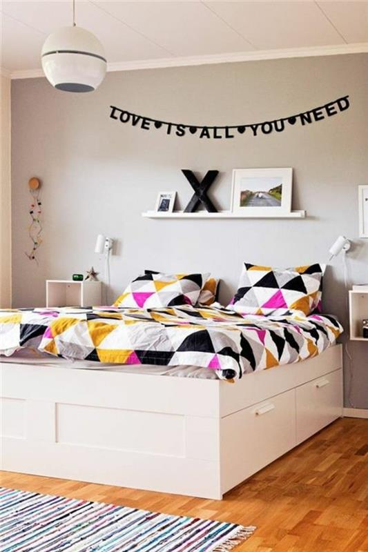 1-spalnica-odrasla-postelja-odrasla-pascher-s-predali-stenska dekoracija-citat-sive stene