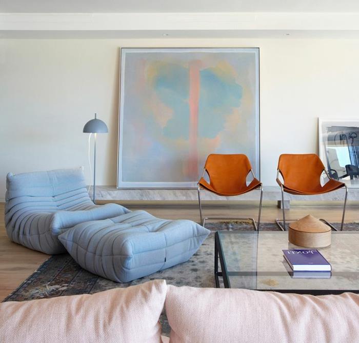 1 pigi-šviesiai mėlyna-židinio-kėdė-moderniam gyvenamajam kambariui-su pilku kilimu ir modernus freskų meno dailininkas