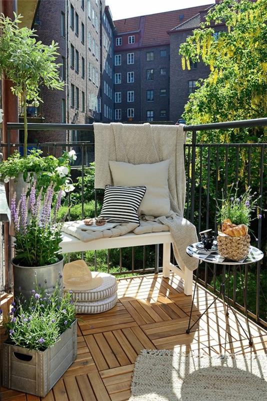 1-bahçe-köşe-balkon-teras-muhteşem-çiçekler-kanepe-küçük-ütü-masa