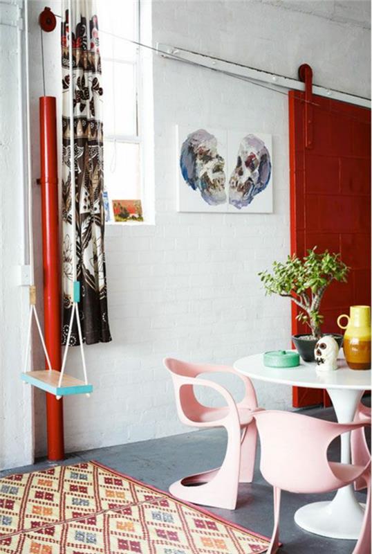 1-yemek odasında-renkler-nasıl-nasıl-eşleştirilir-bir-güzel renkli-bej-ve-kırmızı-halı-kapı-kırmızı-ahşap