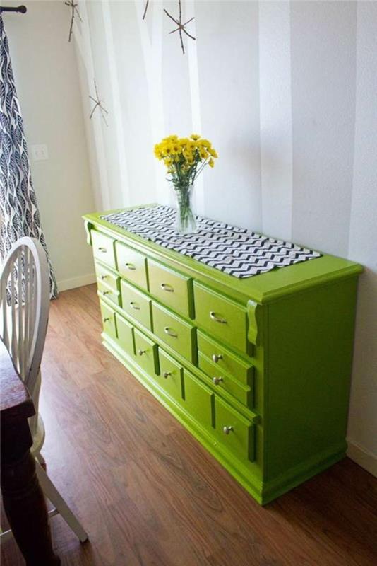1-kaip perdažyti patinuotus baldus-graži medinė komoda žalios spalvos