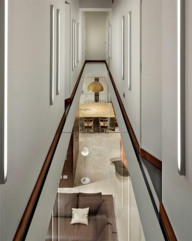 1-koridoriaus-stiklo grindų-neįprastos idėjos-baltos sienos-modernaus namo architektūra