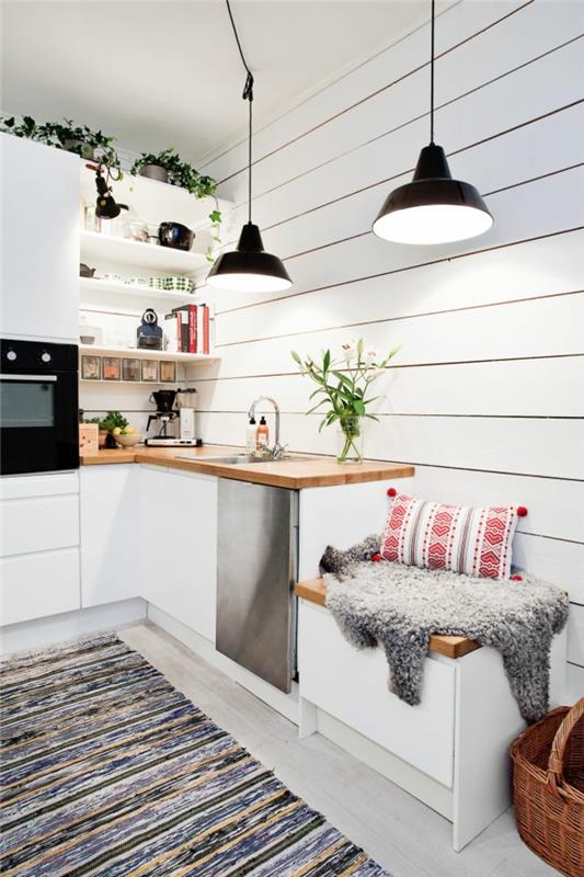 1 balta lakuota virtuvė su spalvotu kilimu virtuvėje sienoje su baltomis grindimis