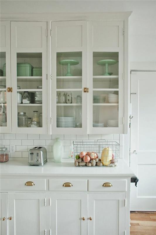 1-kaimiško stiliaus virtuvė-balta-lakuota-su-retro-baltais baldais