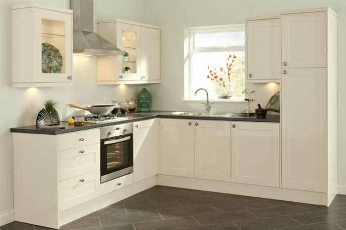 1-balta-virtuvė-su pilkomis plytelėmis ir balti baldai-originali-pigi-conforama