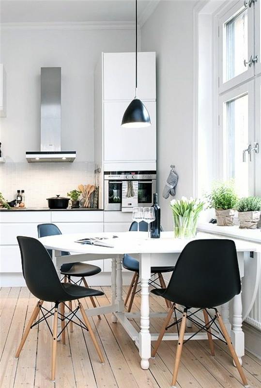 1 baltos virtuvės šviesioje medienoje su šviesiomis medinėmis grindimis-juodos kėdės-medinės grindys