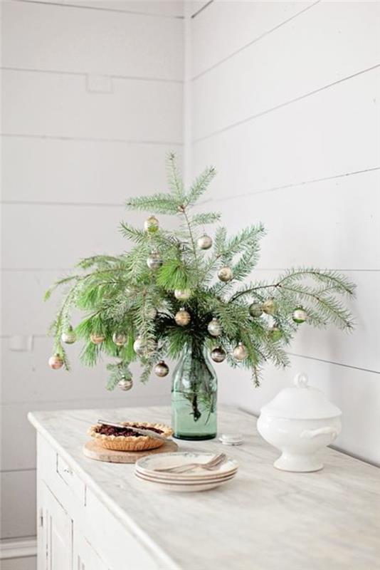 1-božična-dekoracija-notranjost-z-vejo-zelene-jelke-v-dnevni sobi-z-belimi stenami
