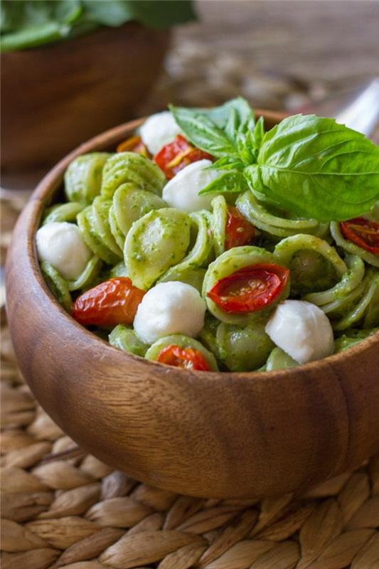 1-soğuk mezeler-makarna-domatesli-kolay-hızlı-pesto-fikri-soğuk marş