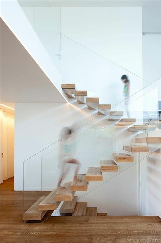 1-spiralno stopnišče-v-lesu-izračun-stopnic-v-lahkem-lesu-s steklom-belimi stenami