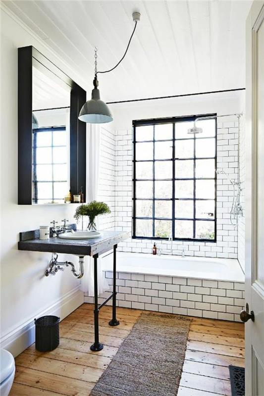 1-kopalnica-črno-belo-svetlo-leseno-tla-veliko-stensko ogledalo-za-kopalnico
