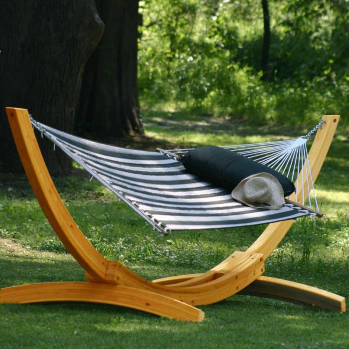 1-fateuil-relax-garden-viseča mreža-na-leseni-travnik-zelena-travnik-v-modernem-dvorišču-vrtu