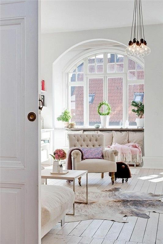 1-atsipalaiduoti fotelis-smėlio spalvos-konforama-šiuolaikiniame-gyvenamajame kambaryje-gyvūnų odos kilimas