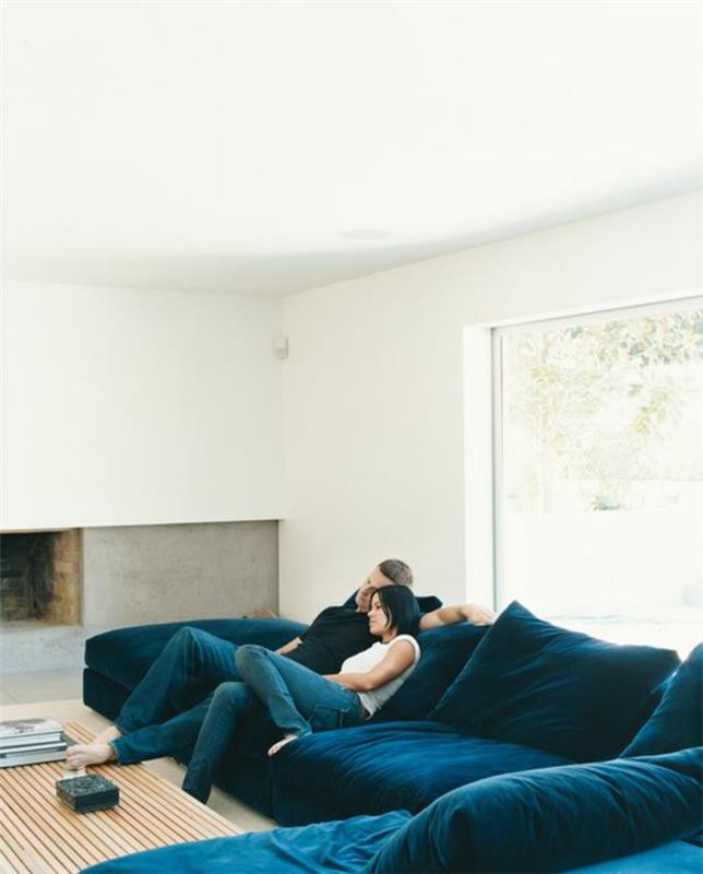 1-velika-blazina-za-kavč-v-modri-barvi-za-moderno-dnevno sobo-z-kotnim kavčem