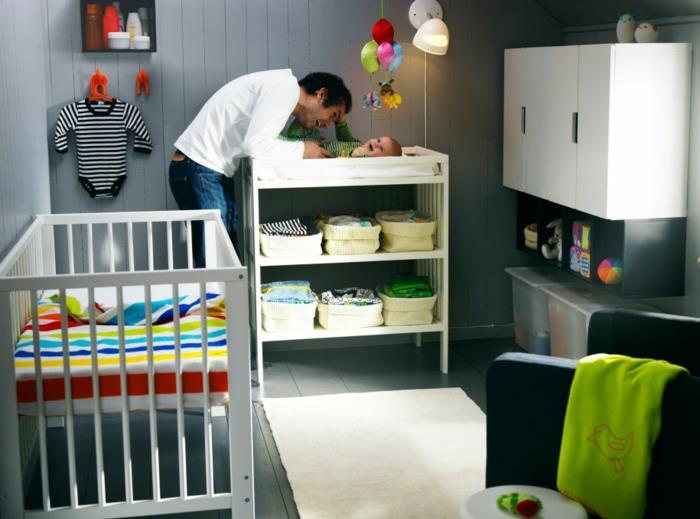 1 idėja-kūdikio kambario apdaila-originalūs žaislai-lovelė-kūdikis ir tėtis