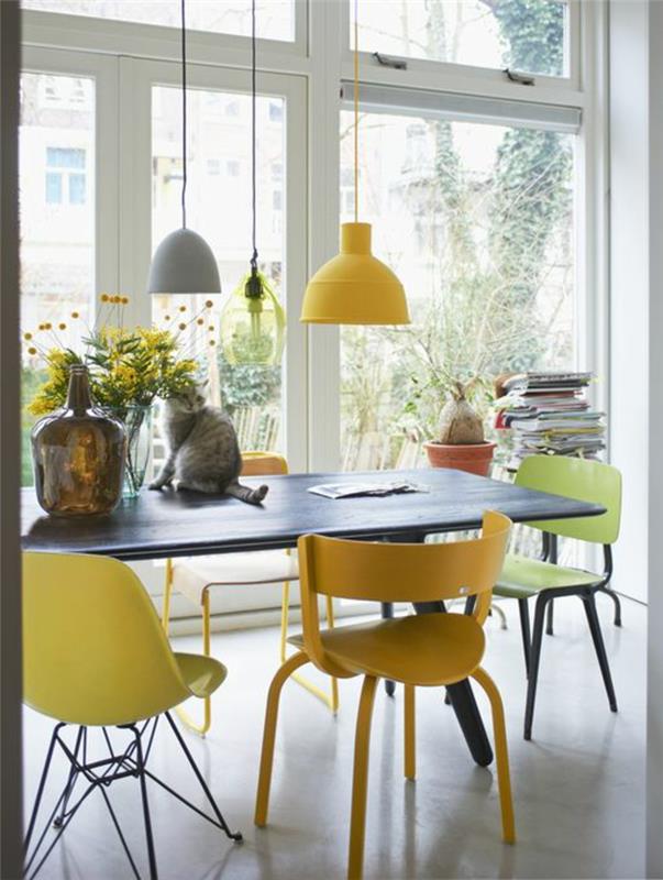 1-yemek odasında-deco-oturma-fikri-ve-sarı-sandalyeler-gri-masa-büyük-pencereler