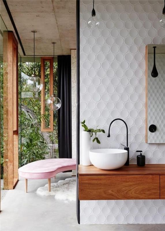 1-kopalnica-ideje-zen-stenske obloge-bela-mozaik-roza-kavč