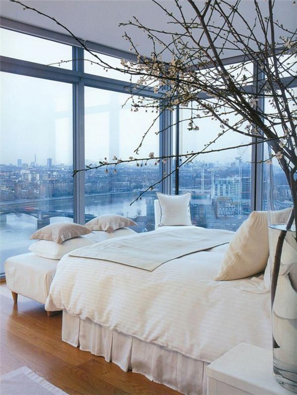 1-idea-deco-master-miegamasis-master-suite su dideliu langu, iš kurio atsiveria gražus vaizdas