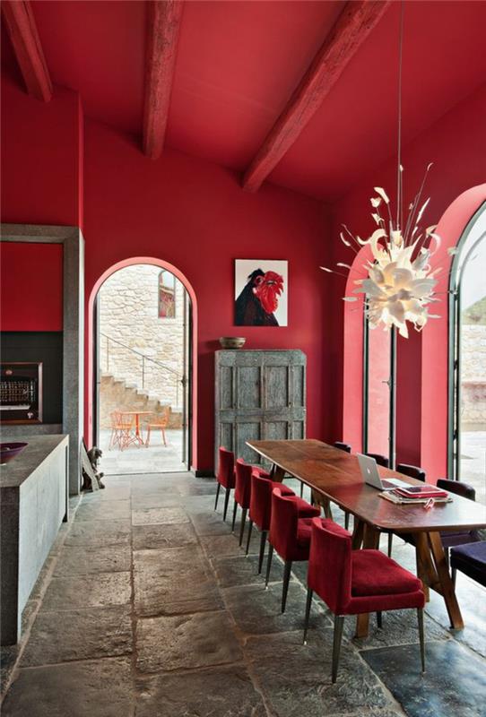 1-interjeras-raudona-violetinė-raudona-amarantas-raudona-modernus-interjeras-akmens grindys-medžio masyvo baldai