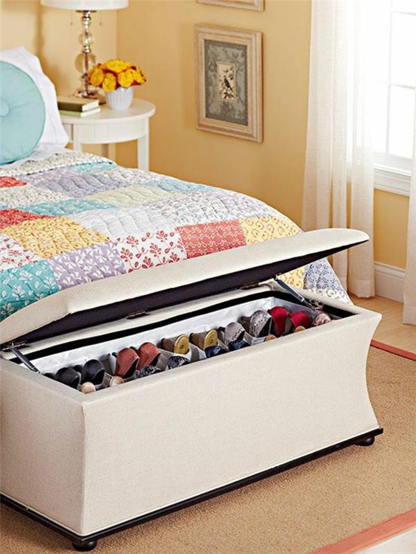 1-gražus-lovos gale-seifas-smėlio spalvos moderniame miegamajame-smėlio spalvos kilimas