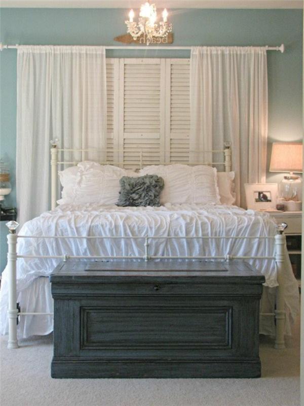 1-graži-lovos pabaiga-medinė-skrynia ir kaustytoji-geležinė-lova-kaltinė-ilga-balta-baroko-liustra