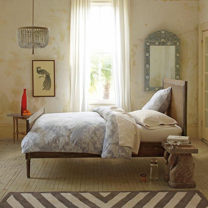 1 gražus miegamasis-baltos parketo grindys-smėlio spalvos kilimas-retro-sienos-lova su dideliais langais-baltos užuolaidos