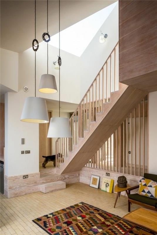 1-lepa-zasnova-spiralnega stopnišča-v-svetlem-lesu-za-podstrešje-v stilu hodnika