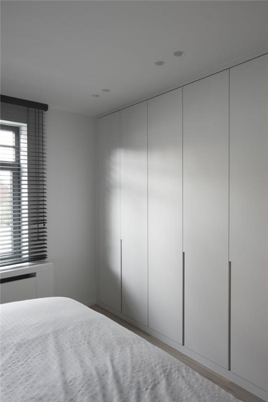 1-lepa-zasnova-iz-sive-omare-omare-elegantne-spalnice-omare-vrata