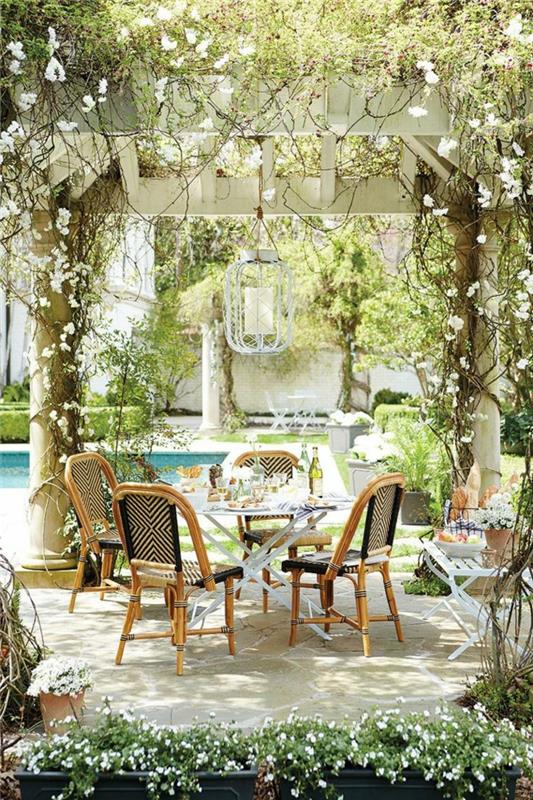 1-güzel-bahçe-takımı-ahşap-bahçe-masa-sandalyeler-bahçede-çiçekler-havuz-mobilya