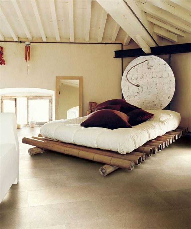 1 graži bambuko lova miegamajame su pigiais bambuko baldais, smėlio spalvos plytelėmis išklotomis grindimis