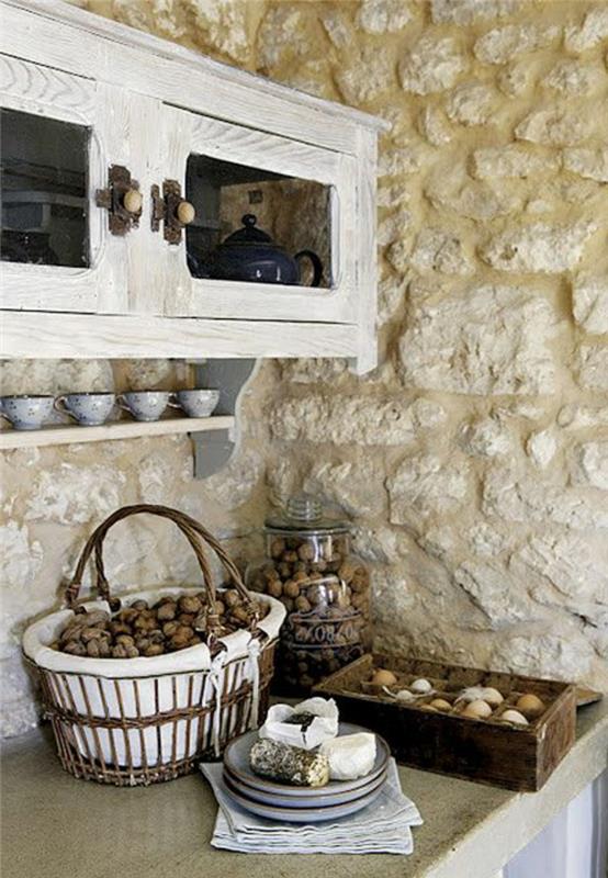 1-gana-akmens-virtuvės-sienos-eksponuota-akmens-siena-už kaimišką virtuvę