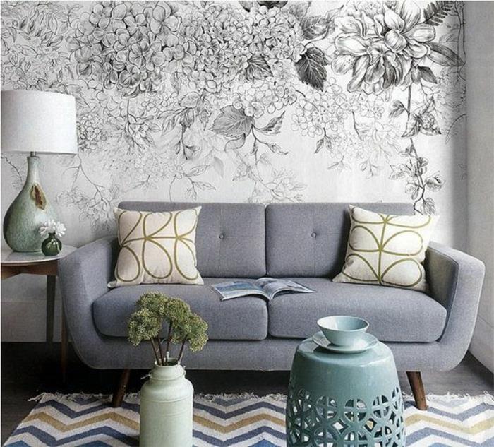 1-lepa-leroy-merlin-ozadje-v-moderni-dnevni sobi-s sivim kavčem in barvno-črtasto preprogo