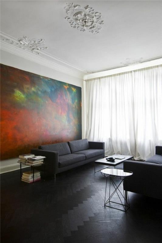 1-graži svetainė-menas-su-juodu-muilu-parketu-mažas-svetainė-stalas-ir pilka-sofa-tapyba-sienų menas