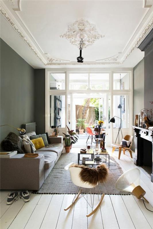 1 graži svetainė su dekoratyviniu liejimu ant baltų lubų su gražia supama kėdė