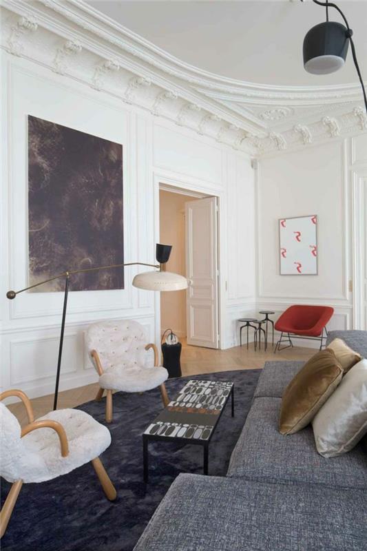 1 graži svetainė su dekoratyviniais lipdiniais su baltomis lubomis-karnizas-pilka-sofa-pilka kiliminė danga šiuolaikiškame gyvenamajame kambaryje