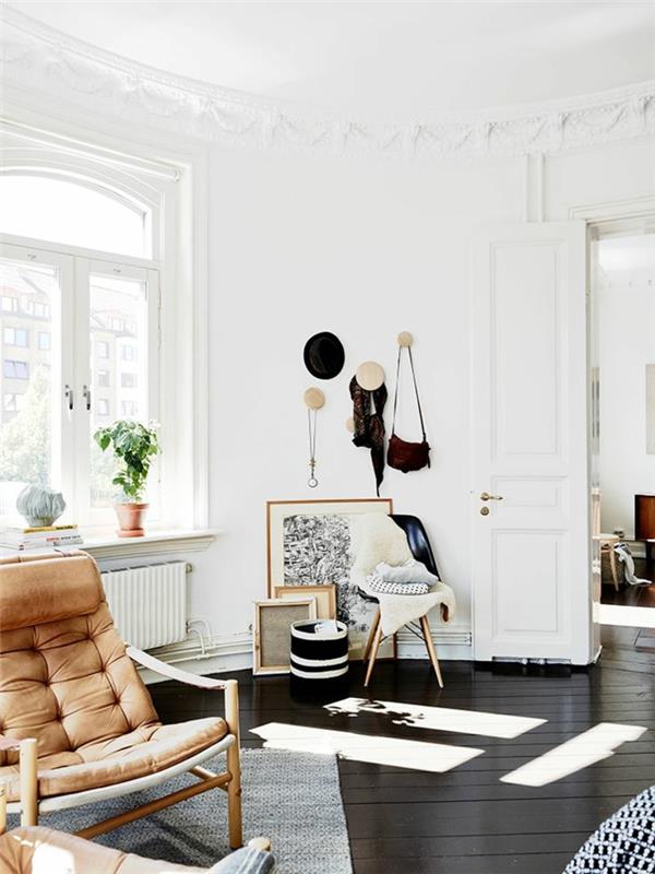 1 graži svetainė su juodu parketo pilku kilimu ir rudos odos kėdė-didelis langas