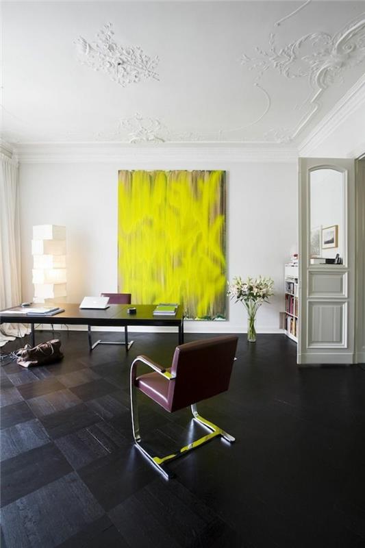 1 graži svetainė su juodomis parketo grindimis, didelė geltona meninė tapyba ir lubų apdaila