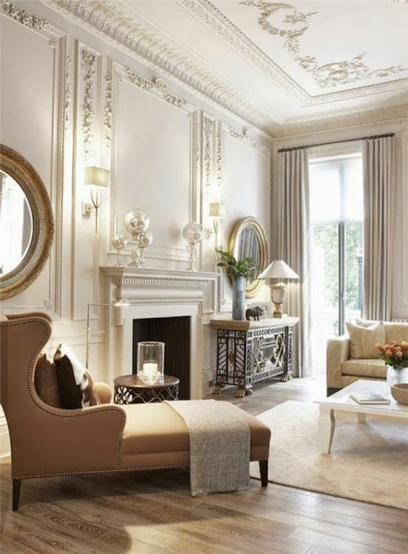 1 gražaus baroko stiliaus svetainė su dekoratyviniais lipdiniais su lubų karnizu ir parketo grindimis ir rudais foteliais