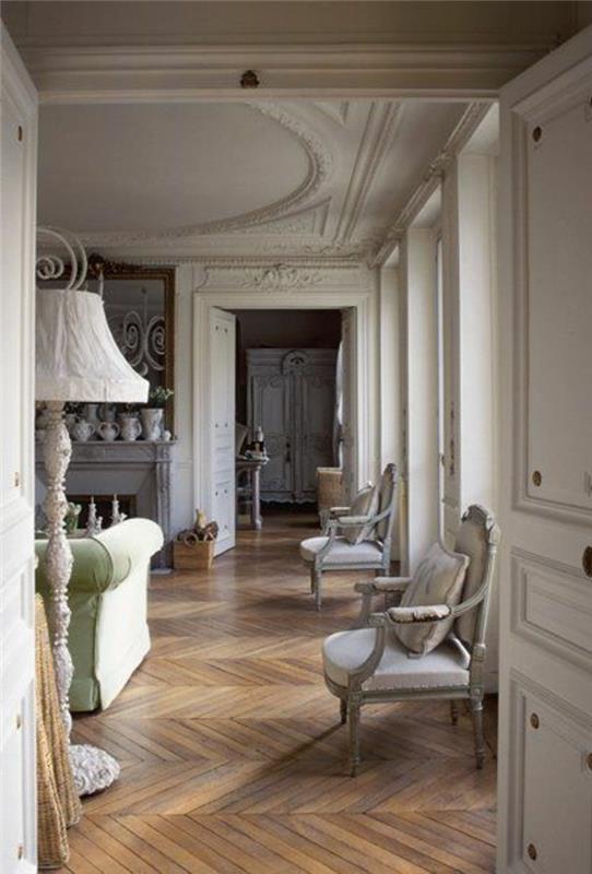 1 gražaus baroko stiliaus svetainė su dekoratyviniu liejimu ant lubų ir medinėmis parketo grindimis