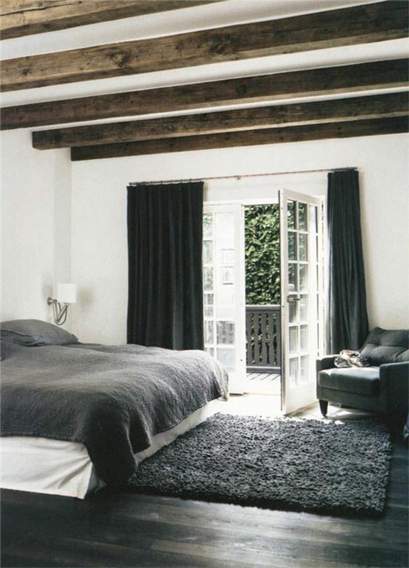 1-lepa-spalnica-s-sivo-preprogo-in-dolgimi-črnimi-zavesami-črna-parket-tla-dekorativna-greda-hrastova greda