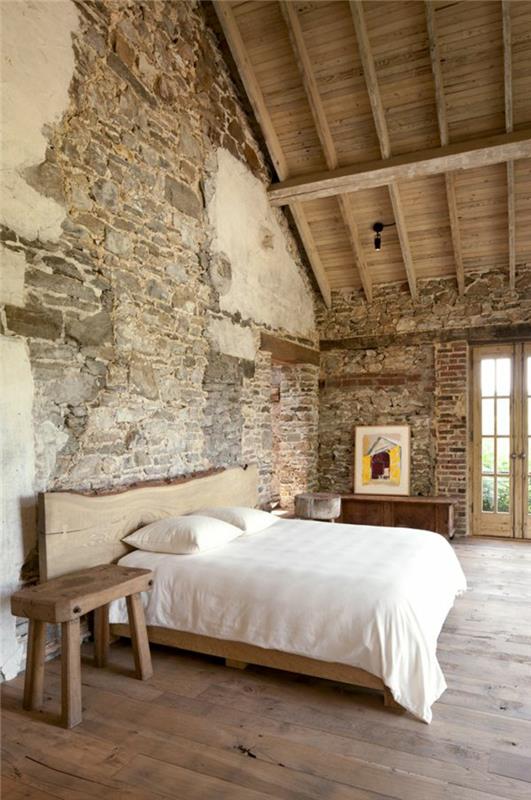 1 gražus miegamasis su akmeninėmis sienomis ir šviesiomis parketo grindimis bei medinėmis lubomis