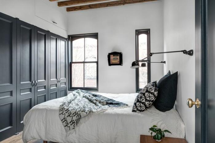 1-lepa-spalnica-s-lesenimi-omarami-vrati-zakonsko posteljo-strop-pod streho