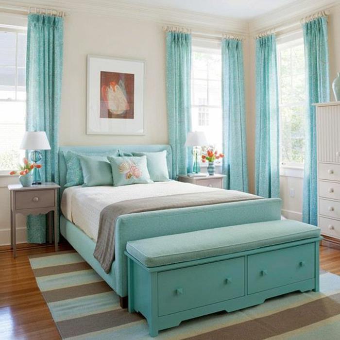 1-güzel yatak odalı-mavi-uç-yatak-ikea-mavi-ahşap-uzun-mavi-perdeler-mavi-bej-çizgili-halı